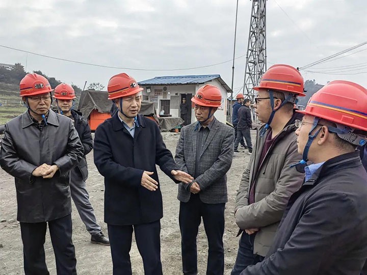 罗平县县委副书记、县长王玮一行到云南东源罗平东城煤矿有限公司调研指导