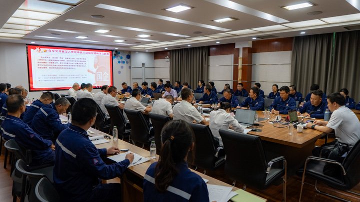 意昂体育 | 智能运动新世代的引领者集团党委副书记、工会主席王鑫到解化分公司挂联氨加工厂党支部讲授专题党课
